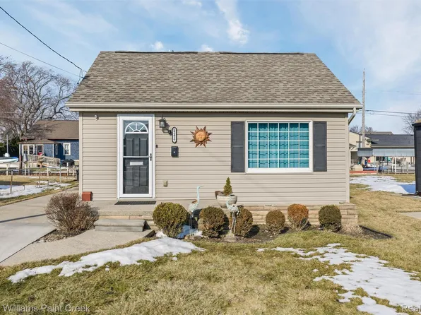 22417 Maple St, Saint Clair Shores, MI 48081