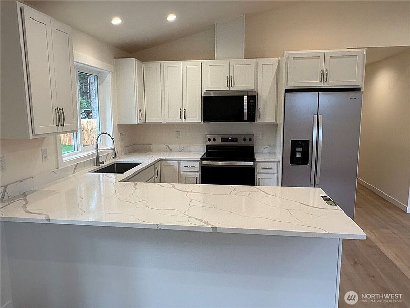 4th image of 8672 Bell Court