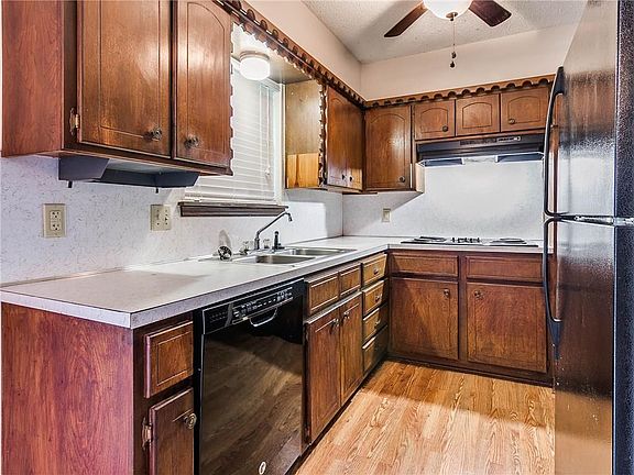 4th image of 1610 Village Dr