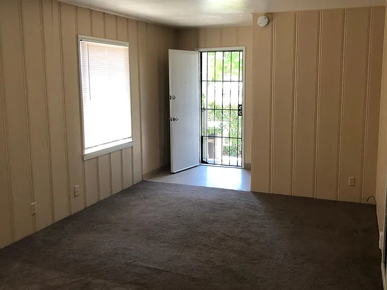 112 N H St — Photo 3