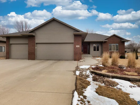 2416 S Grinnell Ave, Sioux Falls, SD 57106