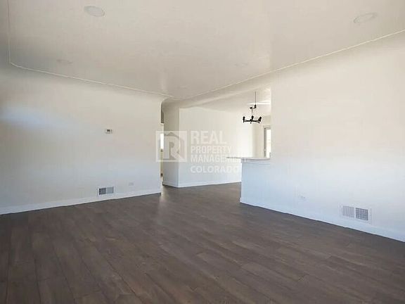 4th image of 2000 Irving St