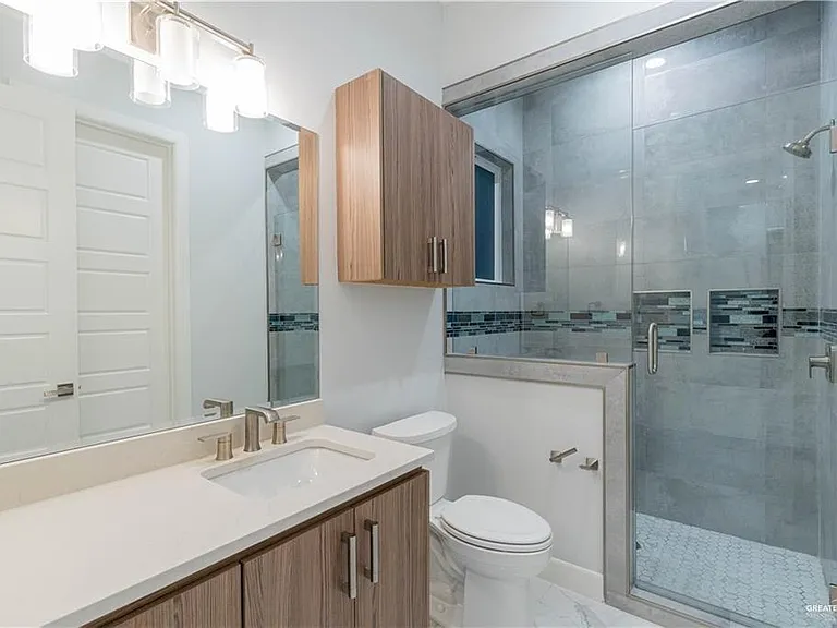 2416 S Thames Dr — Photo 22
