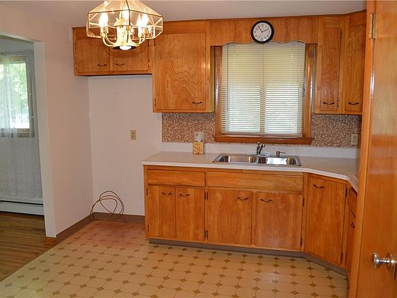 5th image of 4 Sudbury Ln