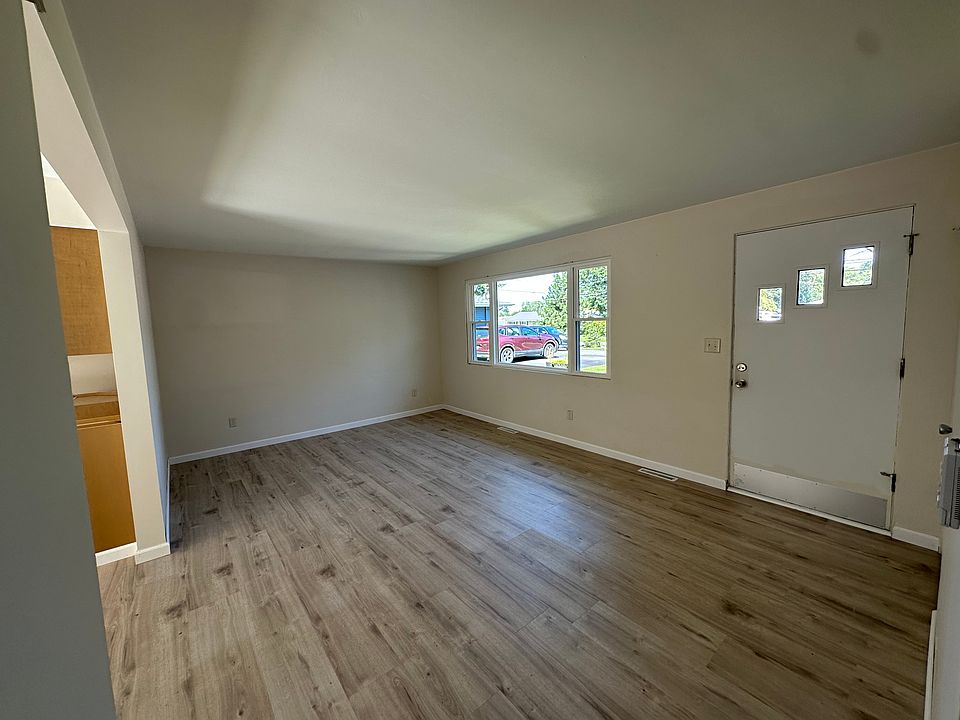 LARGE LIVING ROOM AREA.