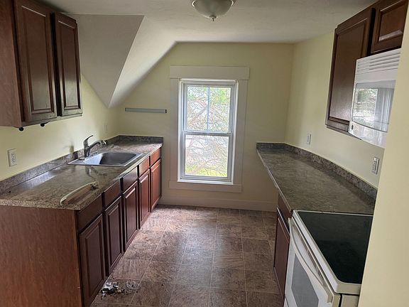 4th image of 31 Oak St Floor 2