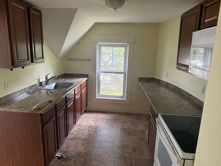 31 Oak St #2 — Photo 4