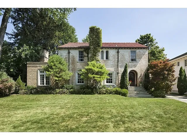 225 Leicester Rd photo 1