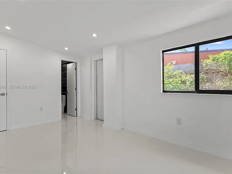 1640 NE 183rd St — Photo 34