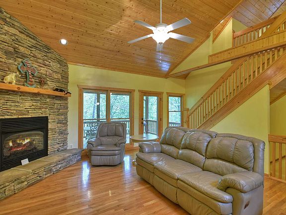 4th image of 2487 Newport Dr