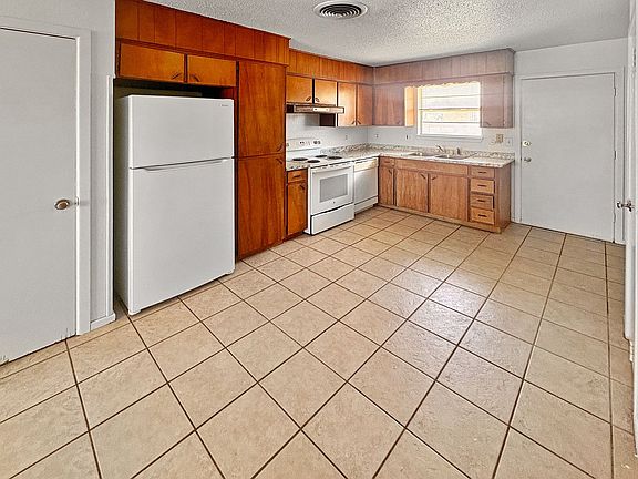 3rd image of 709 E Sunset Cir