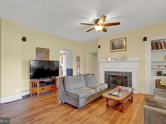 2nd image of 2320 Edwards Ln