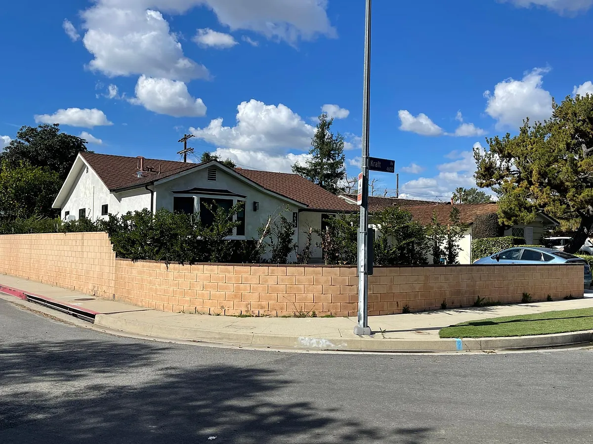 Building Photo - 4635 Kraft Ave