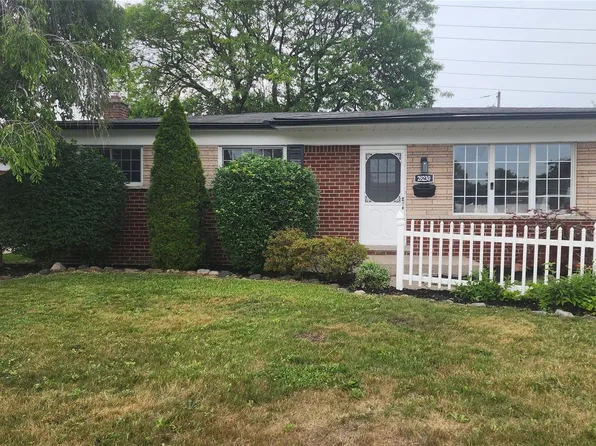 28230 Sutherland Dr, Warren, MI 48088