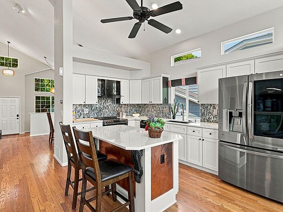 3rd image of 1737 Holeman Dr