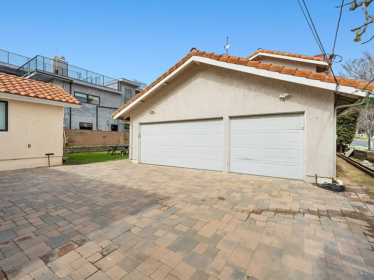2222 Pier Ave — Photo 27