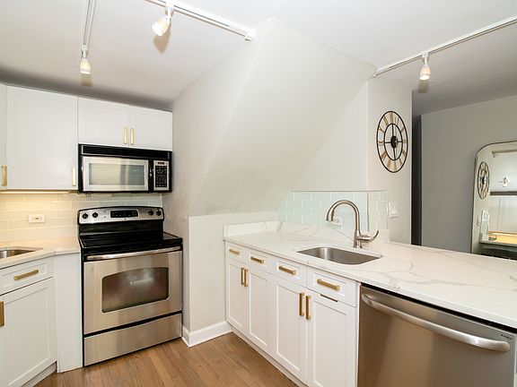 3rd image of 1221 N Dearborn Pkwy #210N