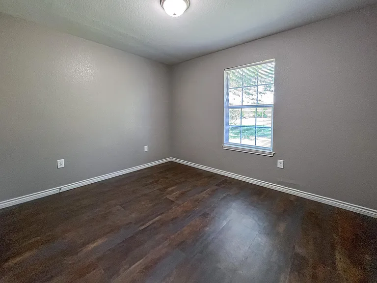 213 N Ave E — Photo 13