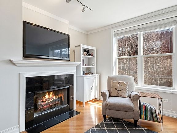 3rd image of 4646 N Greenview Ave Unit 13