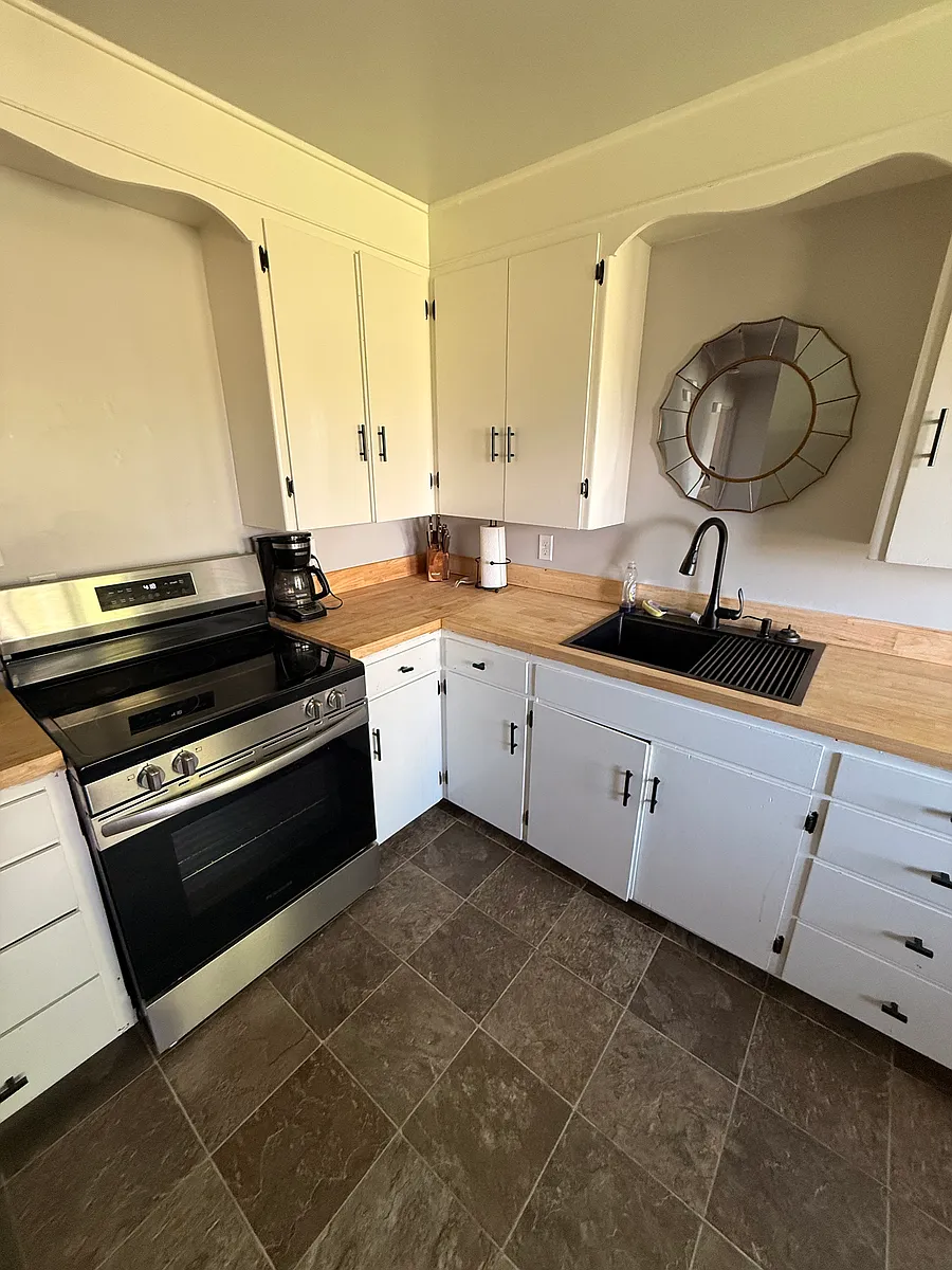 Kitchen - 1621-1623 W Olympia Dr