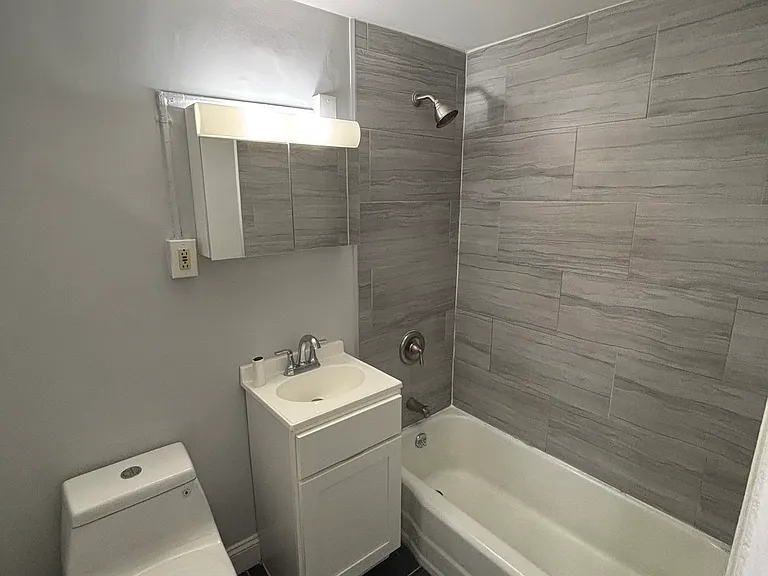 538 W 6th St #A-4 — Photo 12
