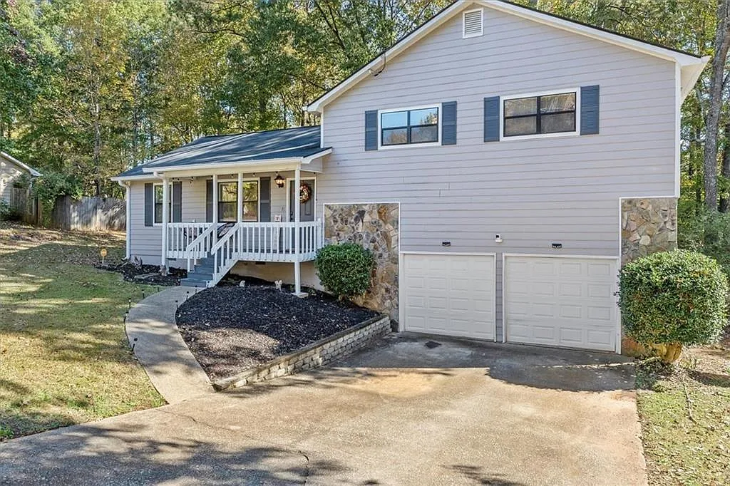 3 bed, 2.0 bath, 1404 sqft, $2,300 — Photo 1