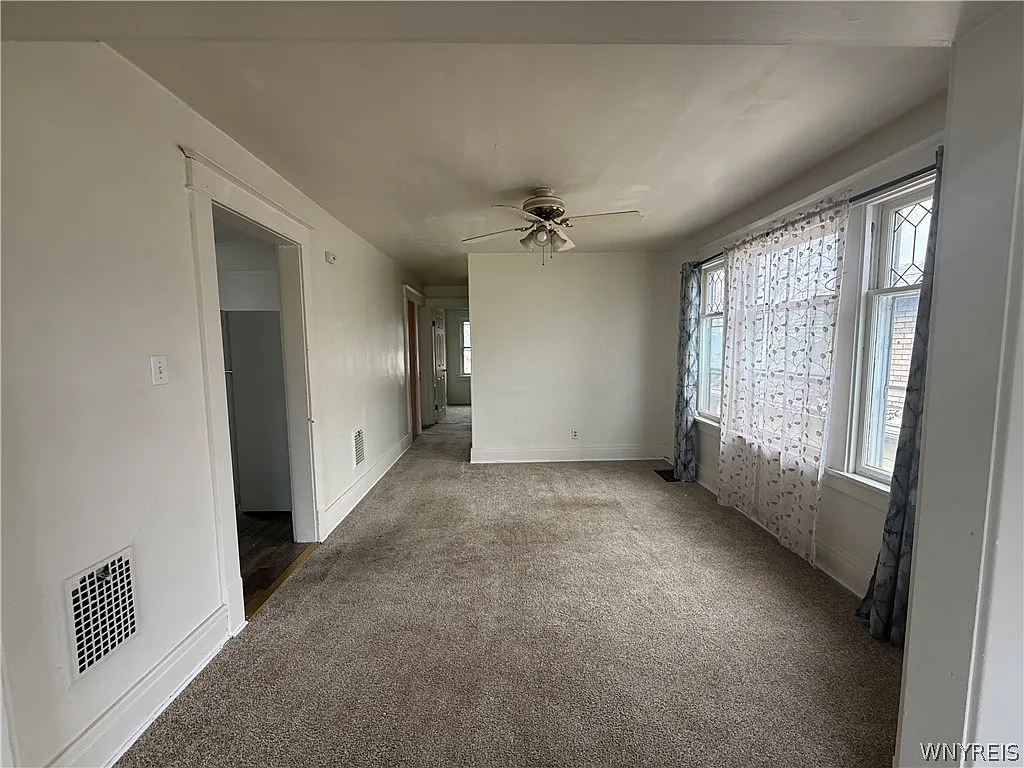 2 bed, 1.0 bath, 1690 sqft, $1,050 — Photo 4