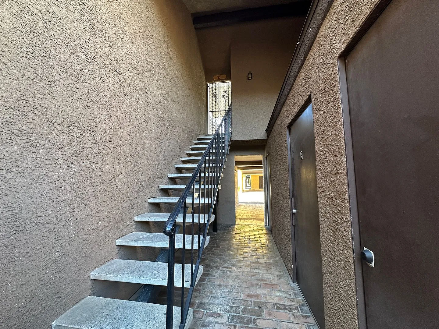 2 Bedroom Upstairs Condo with Bonus Room Near UNLV! — Photo 4