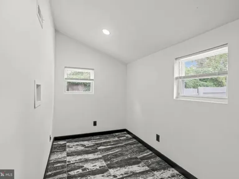 910 Barclay St — Photo 5