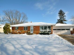 2596 Southlawn Dr N, Maplewood, MN 55109