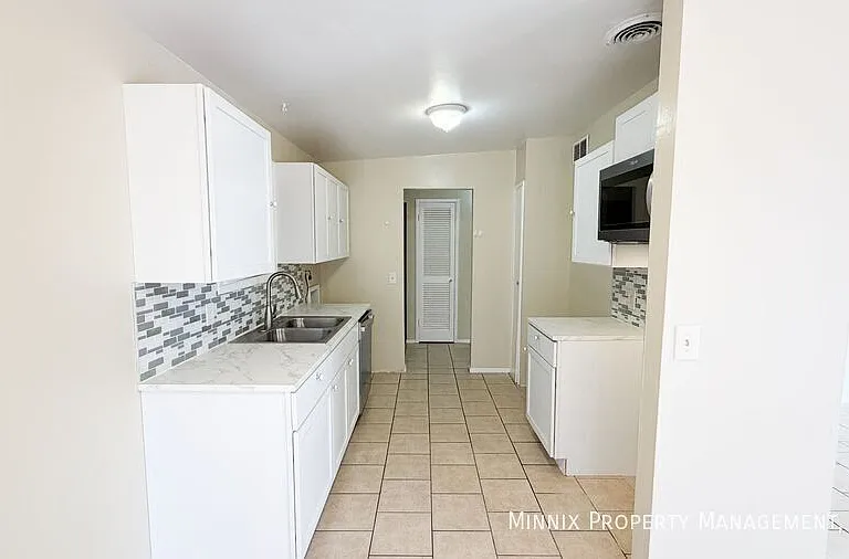 2725 62nd St — Photo 3
