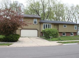 541 Indianwood Dr, Carol Stream, IL 60188