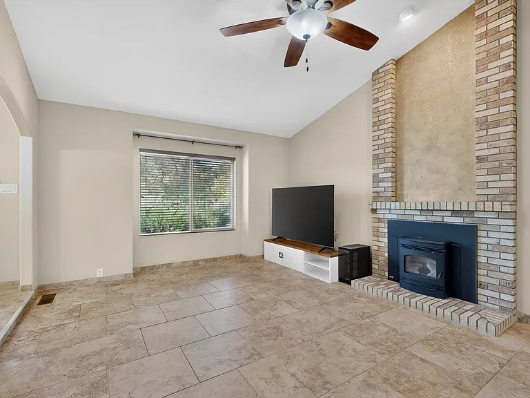 5612 Chelwood Park Blvd NE — Photo 8