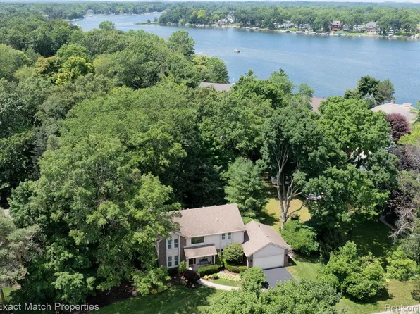 3742 Hearthstone Dr, Commerce Township, MI 48382