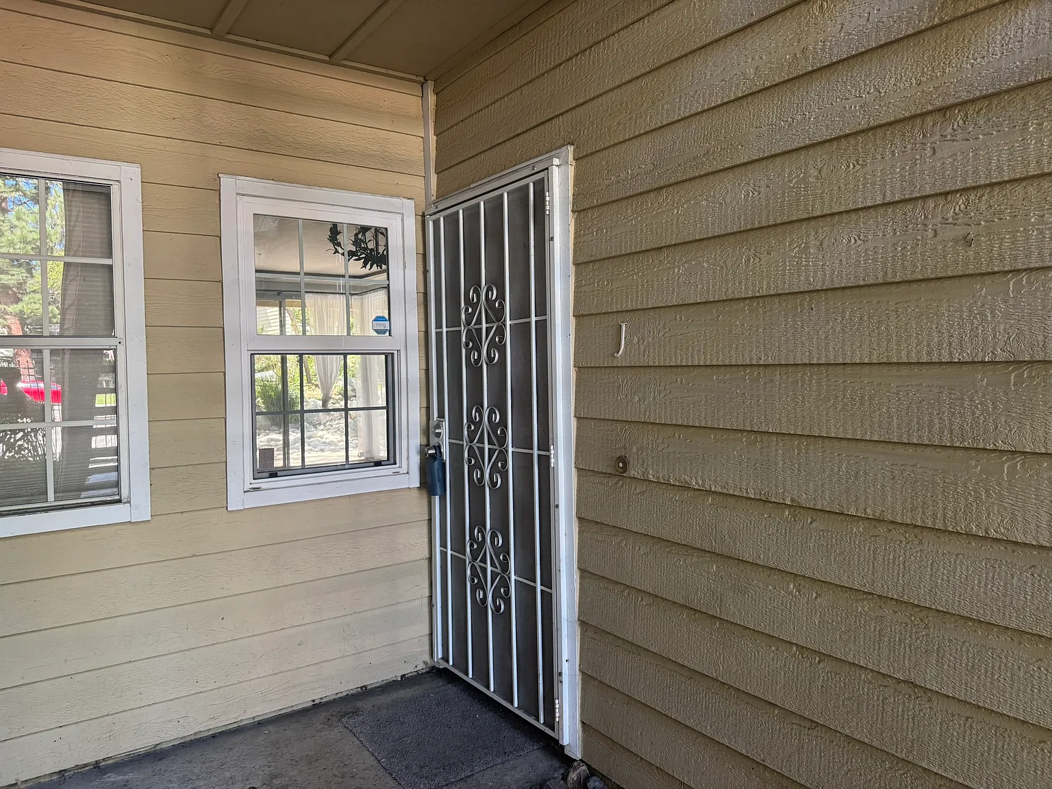 2 bed, 1093 sqft, $3,300 — Photo 2