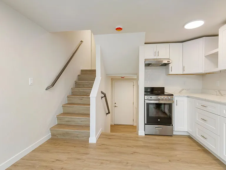 Thunderbird Apartments — Photo 11