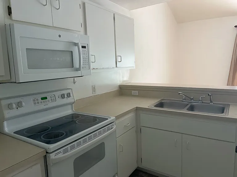 4700 SW Archer Rd #D-30 — Photo 10