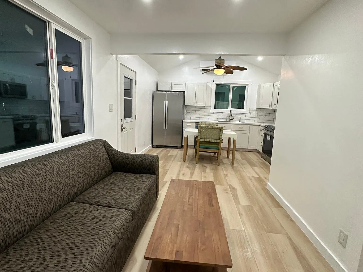 2 bed, 850 sqft, $3,200 — Photo 2