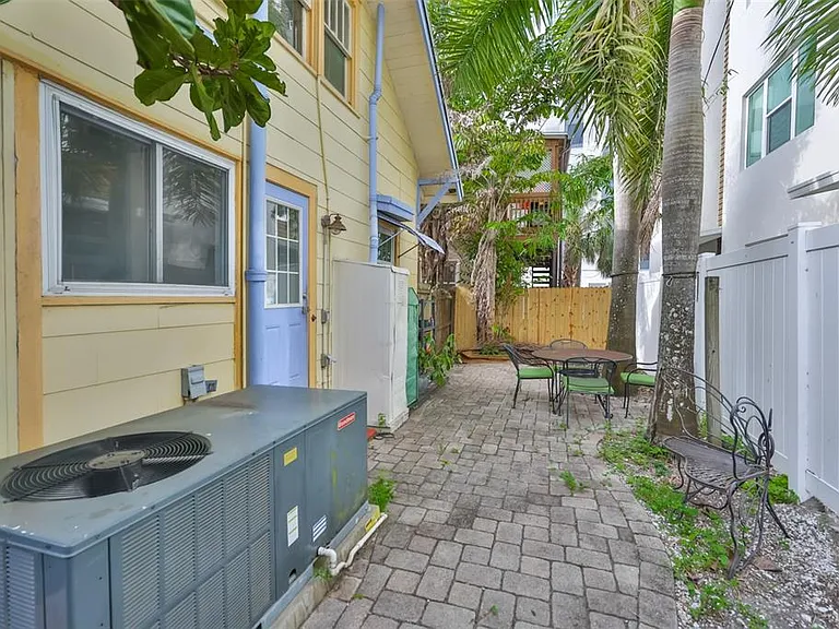 340 Moffett Ct N — Photo 16