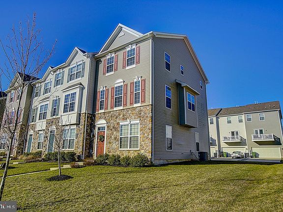 3rd image of 474 N Palace Dr