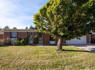 2441 E Quail Run Dr, Sandy, UT 84093