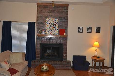 Gas fireplace highlights the LV room, 22x15 mol