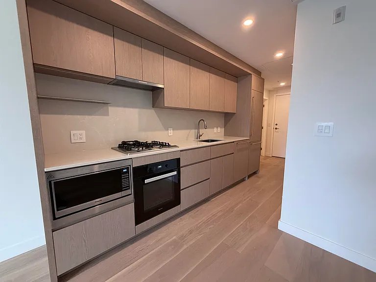 5212 Cambie St #3 — Photo 2