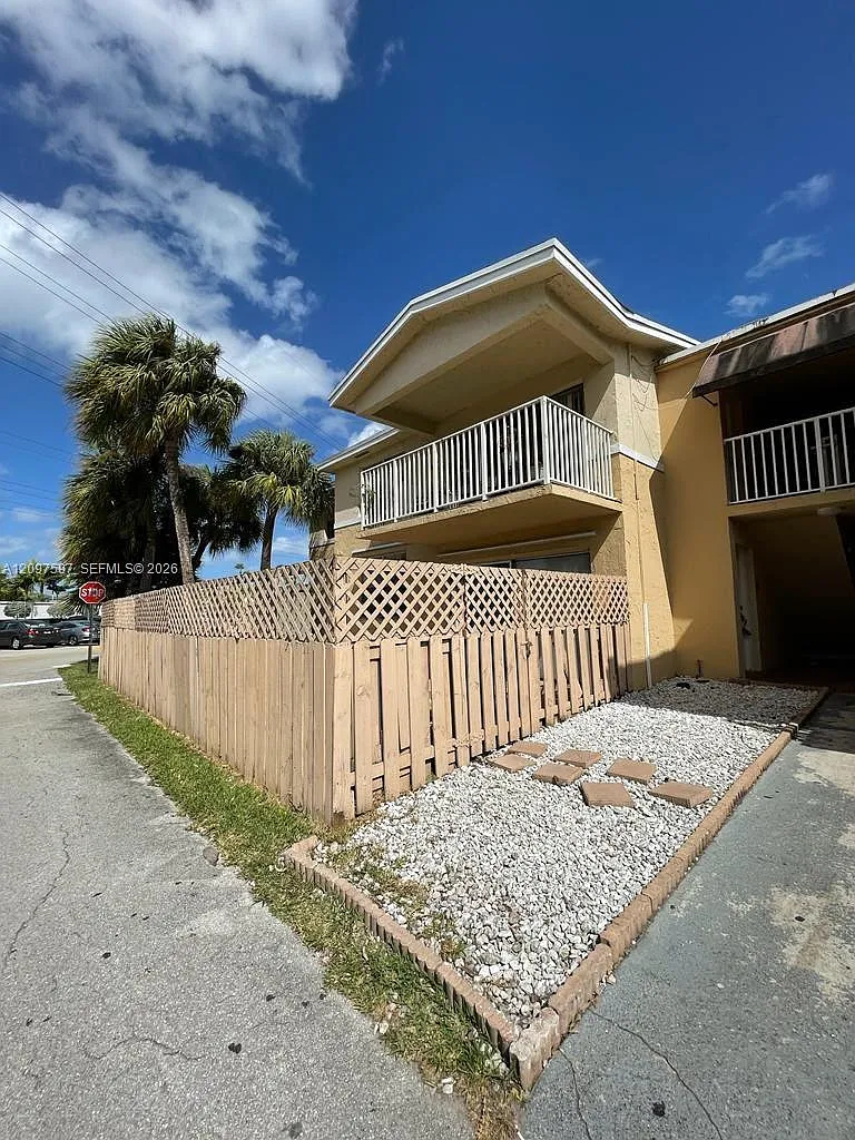 Doral Gardens Condo — Photo 1