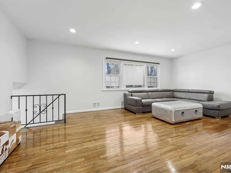 10 Julia St — Photo 6