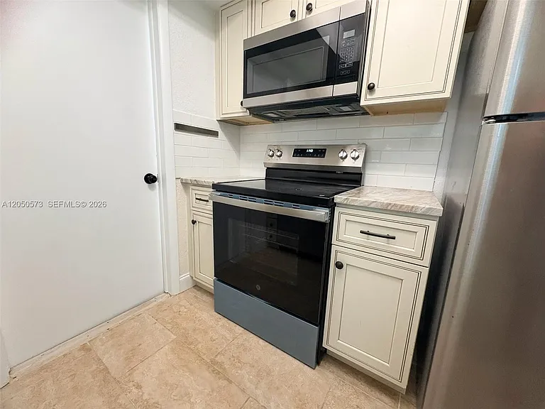 140 NW 27th St — Photo 7