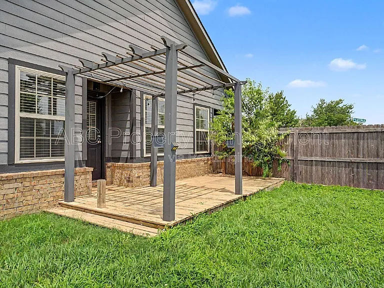 3801 SW Gibson Ave — Photo 18