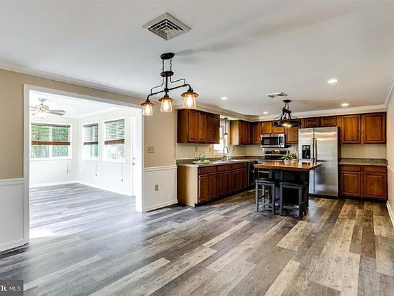3rd image of 514 Gateway Dr W