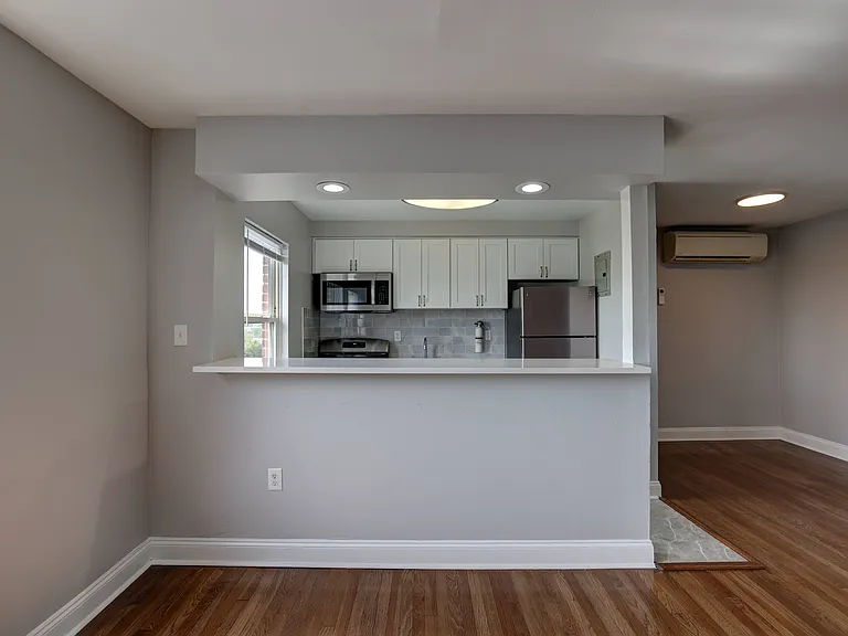 Windsor Apartments — Photo 8