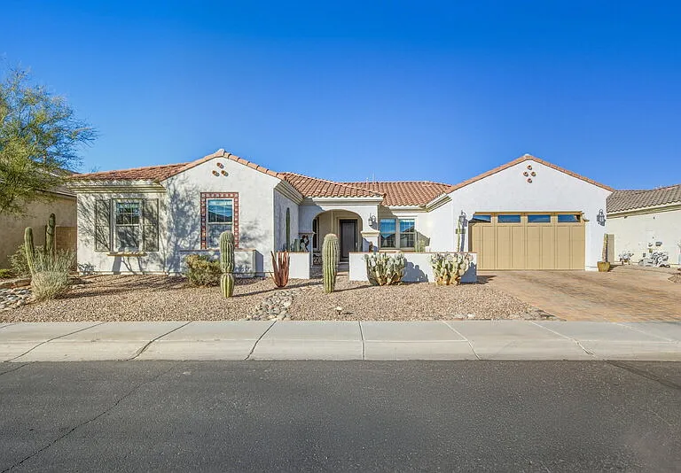 3930 E Iris Dr — Photo 2